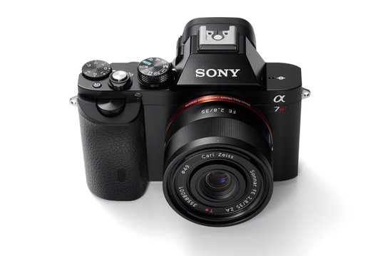 Diese aussergewöhnliche spiegellose Sony Alpha 7R in ihrem optisch schlichten Retrodesign-Gehäuse aus einer Aluminium-Magnesium-Legierung erinnert an hochwertige analoge SLR-Modelle aus den späten 70er-Jahren.