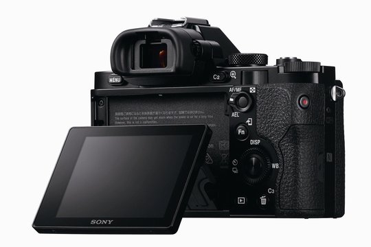 Das 3-Zoll-LCD der Sony Alpha 7R löst mit 921'000 RGB-Subpixeln genügend hoch auf und ist um 90 Grad nach oben und 45 Grad nach unten ausklappbar. Das kann dann in der Praxis nicht nur bei bodennahen oder Über-Kopf-Aufnahmen ganz nützlich sein.