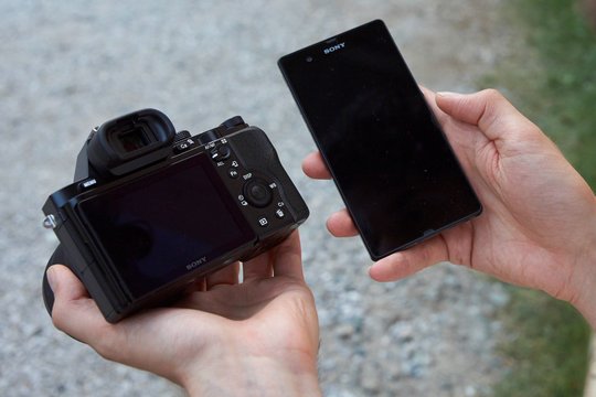 Über das integrierte WLAN-Modul lässt sich die Alpha 7R auch via Smartphone oder Tablet fernsteuern; Bilder lassen sich übertragen, wenn man die dafür notwendige Sony-App installiert hat. Die Kopplung der Geräte erfolgt via Near Field Communication (NFC).