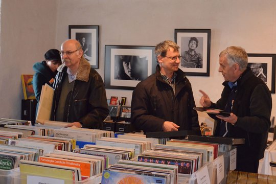 AAA Schallplattenmarkt – Raum 3. Bei der Analog Audio Association gibt es wie immer einen kleinen Plattenmarkt mit schwarzem Gold.