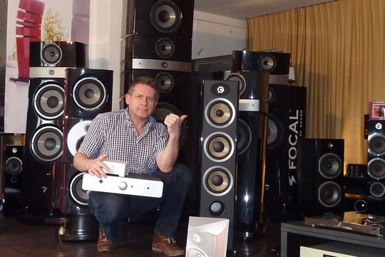 Audiophil Dreams – Raum 7. Musiker und Dipl. Ing. Thierry Mayer beweist mit einem Audio-System, das gerade mal 7'000 CHF kostet, wie man speziell dank seinem Zubehörprogramm Optimize Audio, klanglich deutlich mehr aus seiner Musikanlage herausholen kann.