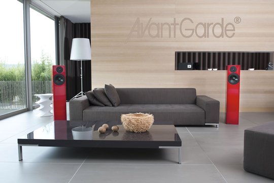 Avantgarde High-End AG, Raum 5. Auch mit minimalen Abmessungen überzeugt der weiterentwickelte, hochauflösende Standlautsprecher Studietta S3 durch einen vollen Klangkörper und überzeugenden Bass. Die leicht in moderne Wohnumgebungen integrierbare Studietta S3 gibt den neutralen lebendigen und räumlichen Klang der AVantGarde Endstufe A1 1000 Highend eloquent und mit allen Emotionen wieder.