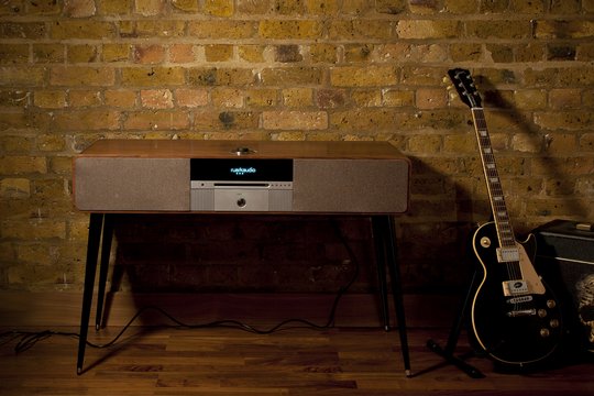 Inspiriert vom Design der 60er Jahre ist der R7 das neue Flaggschiff von Ruark Audio. Mit atemberaubender Optik und exzellenter Klangqualität ist es eine moderne Neuinterpretation des klassischen Radiogramms, in dem der Geist der 60er Jahre wieder auflebt. Ausgestattet ist es aber mit der neusten Technologie wie Streaming, Internet / DAB+ Radio und Bluetooth mit Apt-X ist der R7 ein revolutionäres neues Music Center, das die Leidenschaft für Musik und Design neu entfacht.