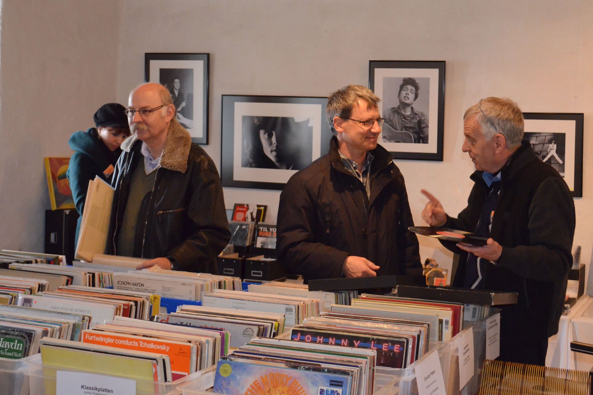 AAA Schallplattenmarkt – Raum 3. Bei der Analog Audio Association gibt es wie immer einen kleinen Plattenmarkt mit schwarzem Gold.