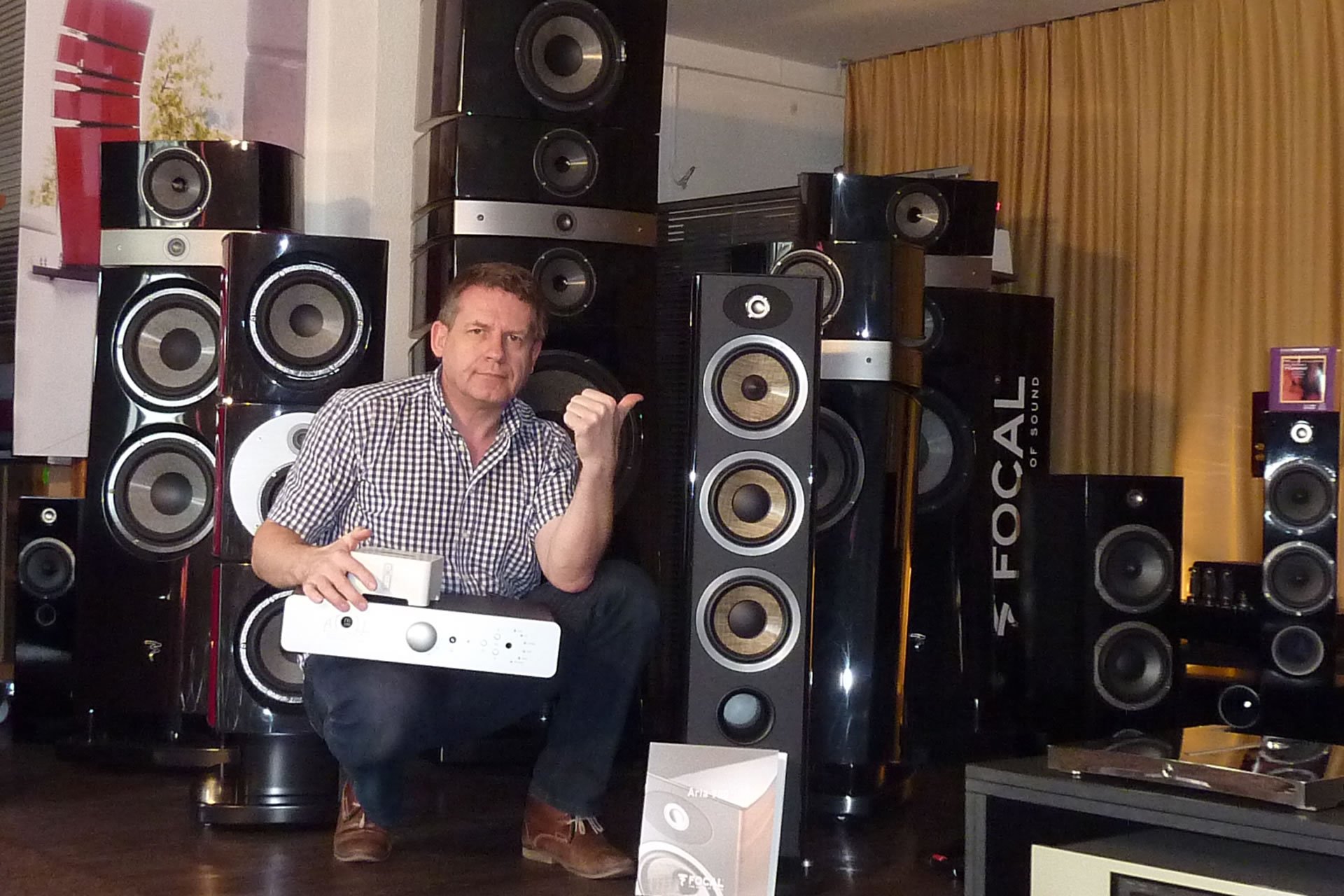 Audiophil Dreams – Raum 7. Musiker und Dipl. Ing. Thierry Mayer beweist mit einem Audio-System, das gerade mal 7'000 CHF kostet, wie man speziell dank seinem Zubehörprogramm Optimize Audio, klanglich deutlich mehr aus seiner Musikanlage herausholen kann.