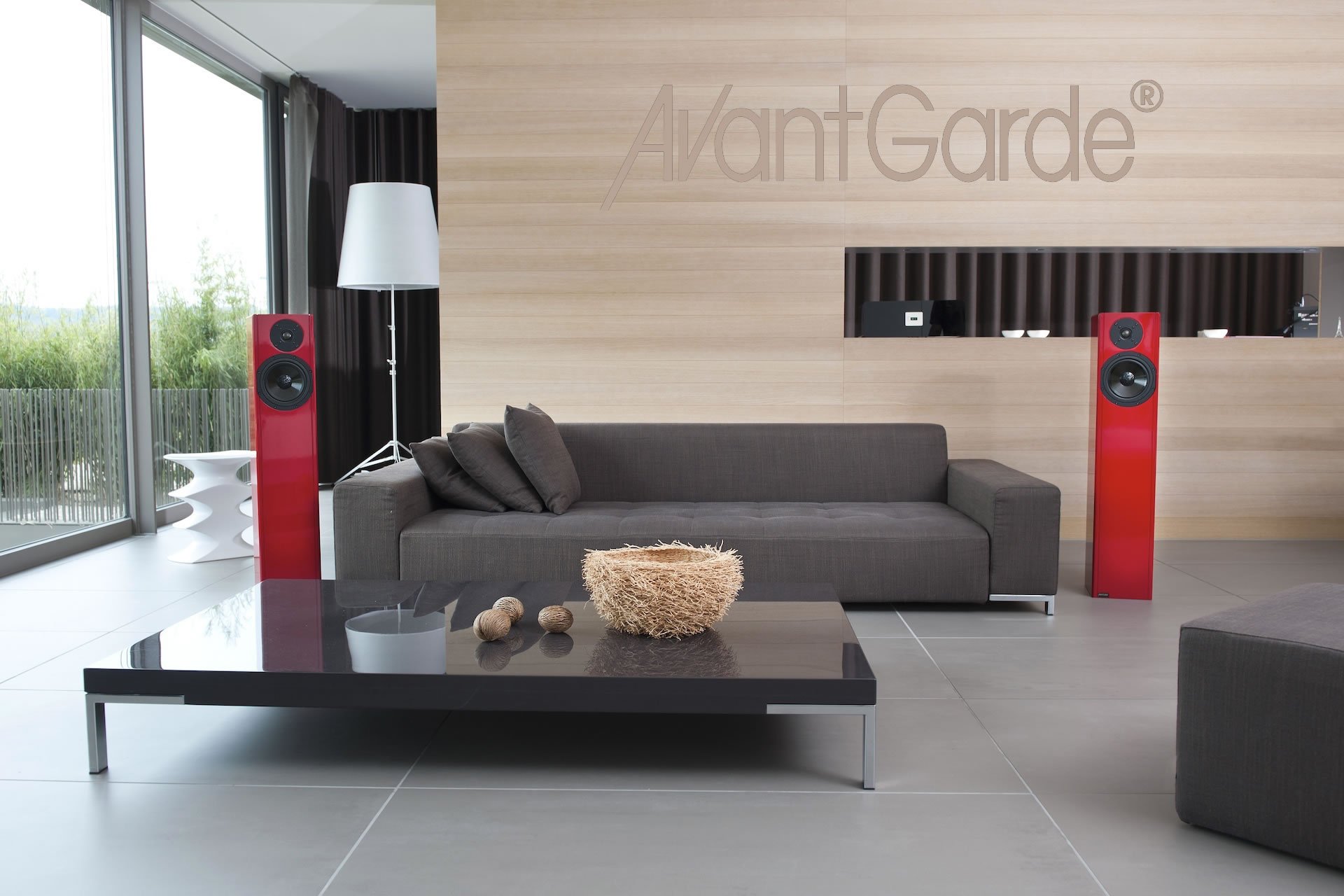 Avantgarde High-End AG, Raum 5. Auch mit minimalen Abmessungen überzeugt der weiterentwickelte, hochauflösende Standlautsprecher Studietta S3 durch einen vollen Klangkörper und überzeugenden Bass. Die leicht in moderne Wohnumgebungen integrierbare Studietta S3 gibt den neutralen lebendigen und räumlichen Klang der AVantGarde Endstufe A1 1000 Highend eloquent und mit allen Emotionen wieder.