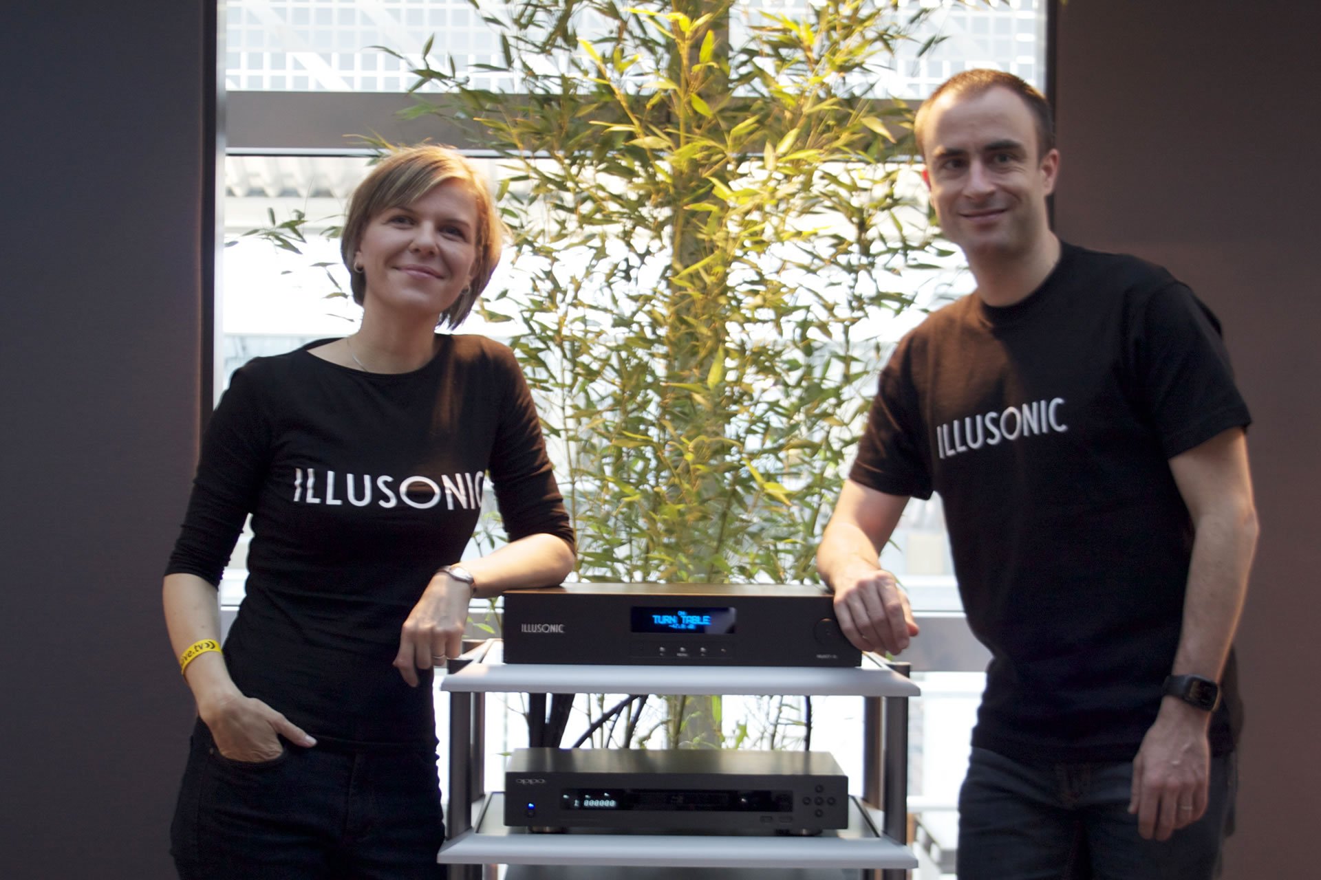 Illusonic – Raum 9a. Illusonic befasst sich seit Jahren intensiv mit 3D-Audio. Dieses Know-How wird in neuartigen Immersive Audio Prozessoren umgesetzt. Die Geräte extrahieren aus einem Stereo- oder Surround-Signal die Räumlichkeitsanteile und verteilen diese subtil über ein Setup von minimal 3 bis hin zu 16 Lautsprechern, um die Räumlichkeit zu steigern und die Hörzone zu erweitern.