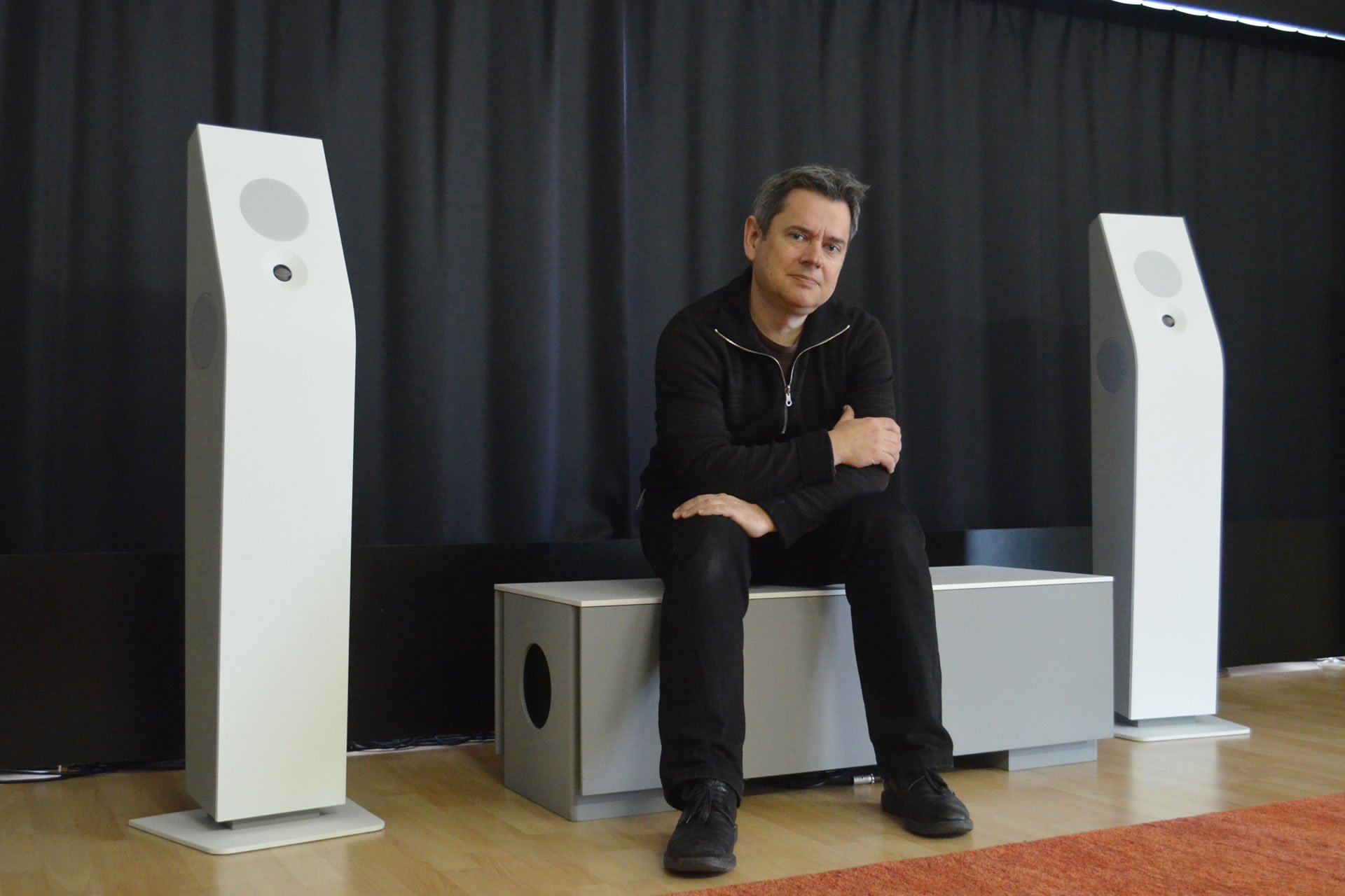 Klangwerk – Raum 9a. Die Lautsprecher von Klangwerk bieten sich durch ihre diskrete Integrierbarkeit optimal zum Multikanal-Setup von Illusonic an. Das aktive System aus den Hauptlautsprechern ELLA und dem Subwoofer-Möbel BASE wird ergänzt durch die Wandlautsprecher MURO.