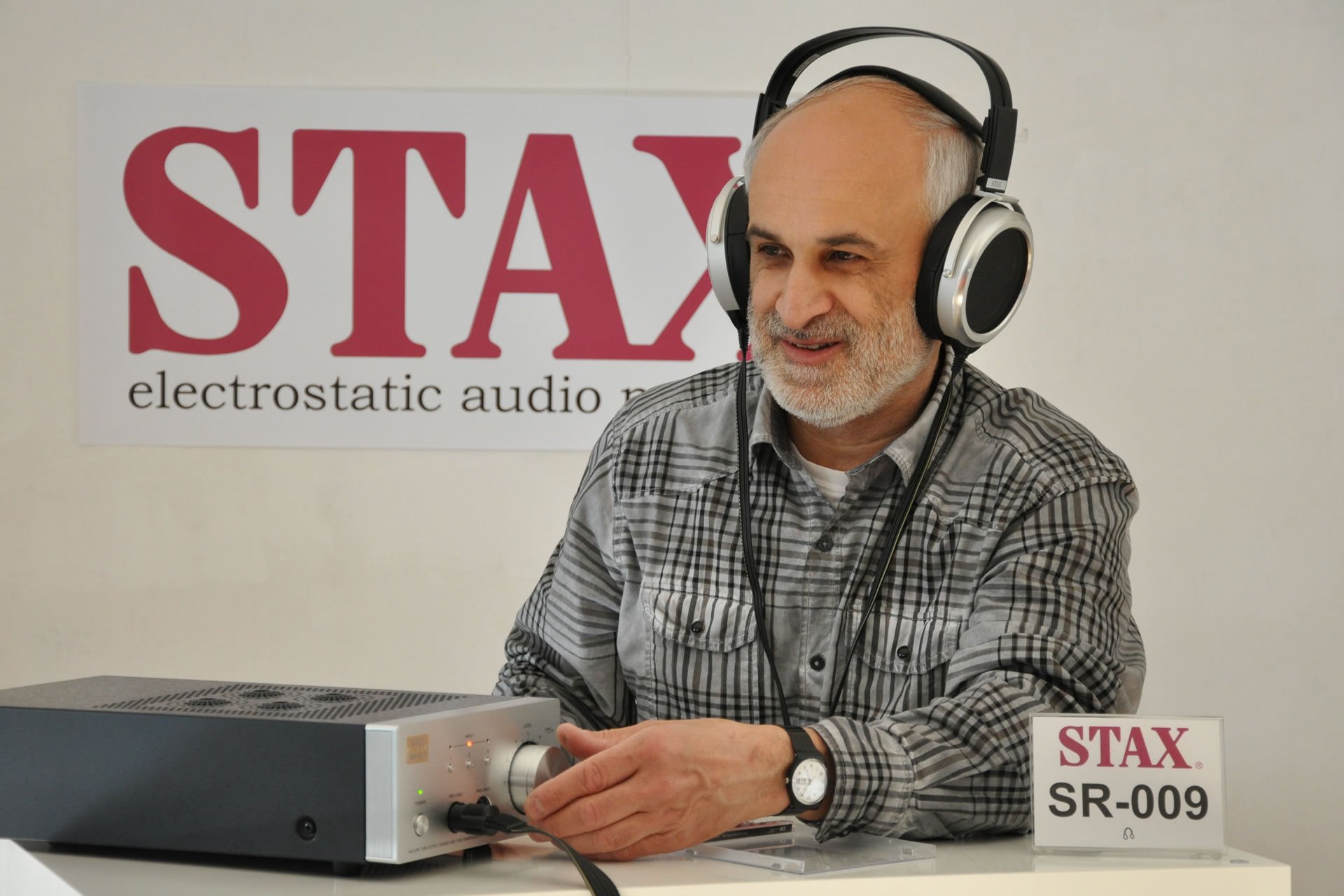 Pawel Acoustics – Foyer 3. OG. Die elektrostatischen "Earspeakers" von STAX aus Japan gelten seit Jahrzehnten weltweit als Referenzen im Kopfhörerbau und werden von Profis und Privaten hochgeschätzt. Längere Zeit waren sie in der Schweiz leider kaum erhältlich, doch jetzt kümmert sich der frühere langjährige STAX-Spezialist Pawel-Acoustics wieder um die Preziosen.