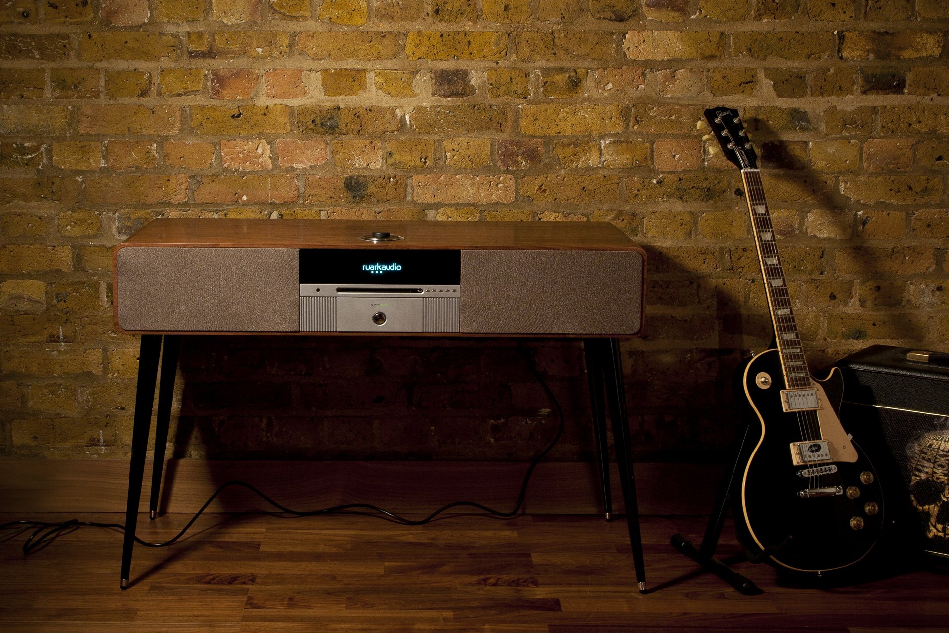 Inspiriert vom Design der 60er Jahre ist der R7 das neue Flaggschiff von Ruark Audio. Mit atemberaubender Optik und exzellenter Klangqualität ist es eine moderne Neuinterpretation des klassischen Radiogramms, in dem der Geist der 60er Jahre wieder auflebt. Ausgestattet ist es aber mit der neusten Technologie wie Streaming, Internet / DAB+ Radio und Bluetooth mit Apt-X ist der R7 ein revolutionäres neues Music Center, das die Leidenschaft für Musik und Design neu entfacht.