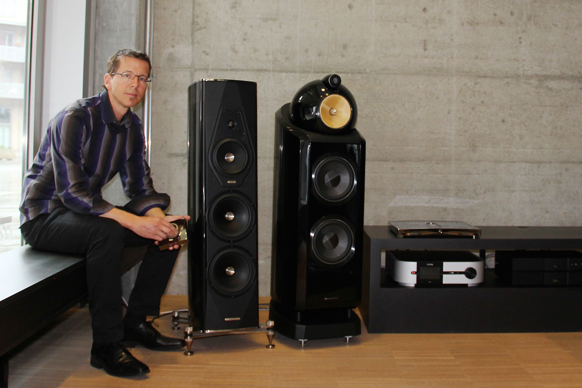Voice 70 - Raum 11. Voice70 zeigt vier spannende Streaming-Anlagen in verschiedenen Preislagen, Lautsprecher von B&W, Piega und Sonus Faber, Elektronik von Naim, Devialet und Primare. Mit dem neu ins Leben gerufenen Audio Competence Center möchte voice70 Kunden nicht nur bzgl. Komponenten, sondern auch bzgl. Raumakustik beraten. Dieser wird heute ein viel zu geringer Wert zugestanden.
