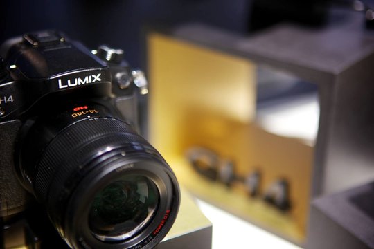 ... spiegellose Systemkamera Lumix GH4 ...