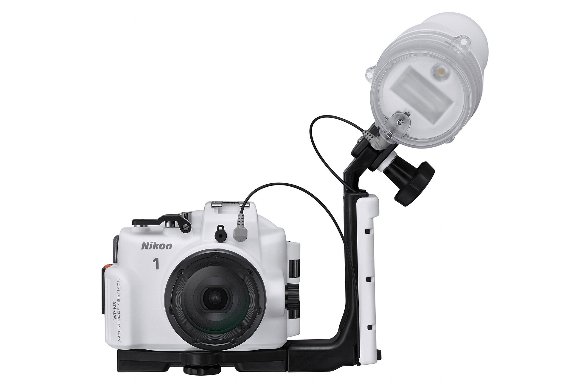 Das als optionales Zubehör erhältliche Unterwassergehäuse WP-N3 ermöglicht Fotos in Tiefen von bis zu 45 Metern. Das Gehäuse wurde speziell für die Nikon 1 J4 mit einem Objektiv 1 NIKKOR VR 10-30mm f/3,5-5,6 PD-ZOOM oder 1 NIKKOR 11-27,5mm f/3,5-5,6 entworfen.