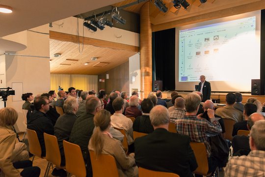 Berstend voller Saal beim Referat von Tonmeister Jürg Jecklin zur Geschichte der Musikaufnahme. Den sehr unterhaltsamen Vortrag können Sie in voller Länge in der avguide.ch Mediathek sehen.