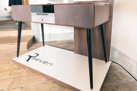 Retro ist schick. Das Ruark Musiksystem R7 erinnert an ein Hi-Fi-Möbel der 60er. Im Innern steckt aber moderne Audiotechnik. Ein klanglich verblüffendes Trendprodukt.