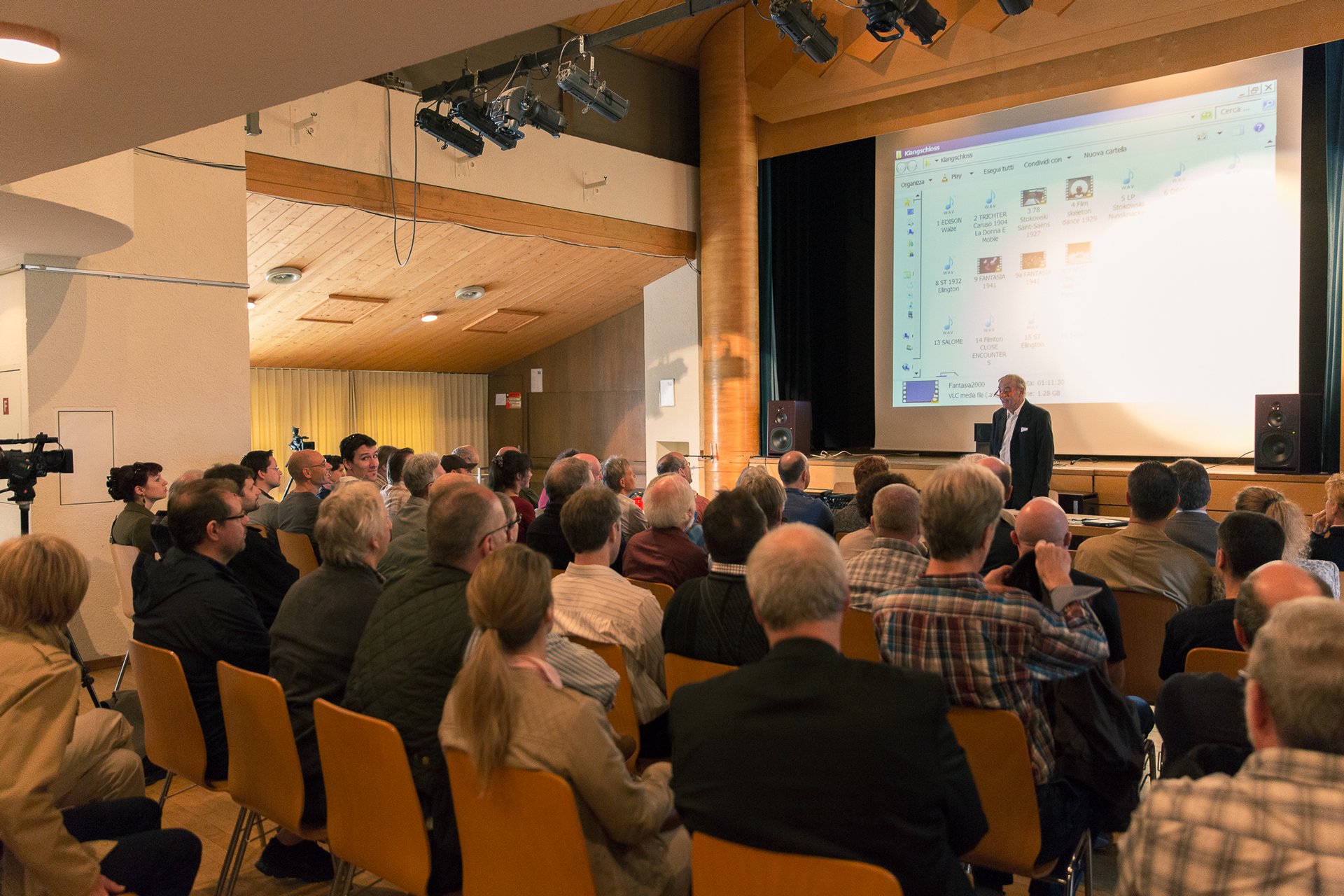 Berstend voller Saal beim Referat von Tonmeister Jürg Jecklin zur Geschichte der Musikaufnahme. Den sehr unterhaltsamen Vortrag können Sie in voller Länge in der avguide.ch Mediathek sehen.
