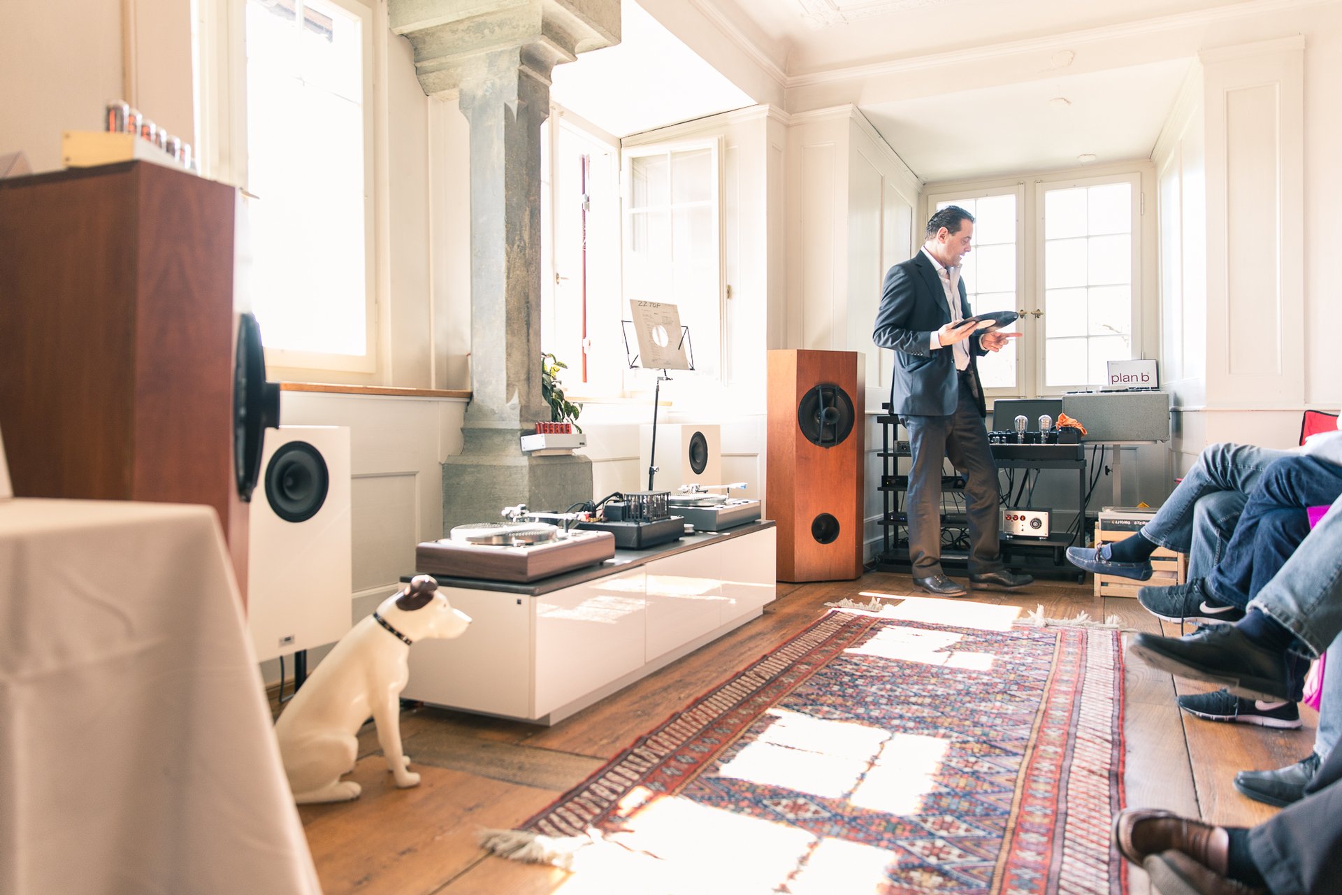 Das analoge Kontrastprogramm: Vinyl-Raritäten, modifizierter TD 124 sowie Röhrenamps von Swissonor und B.A.C.H. Vollbereichs-Lautsprecher. Ein Sound zum verlieben und von Jürg Schoppper unterhaltsam präsentiert.