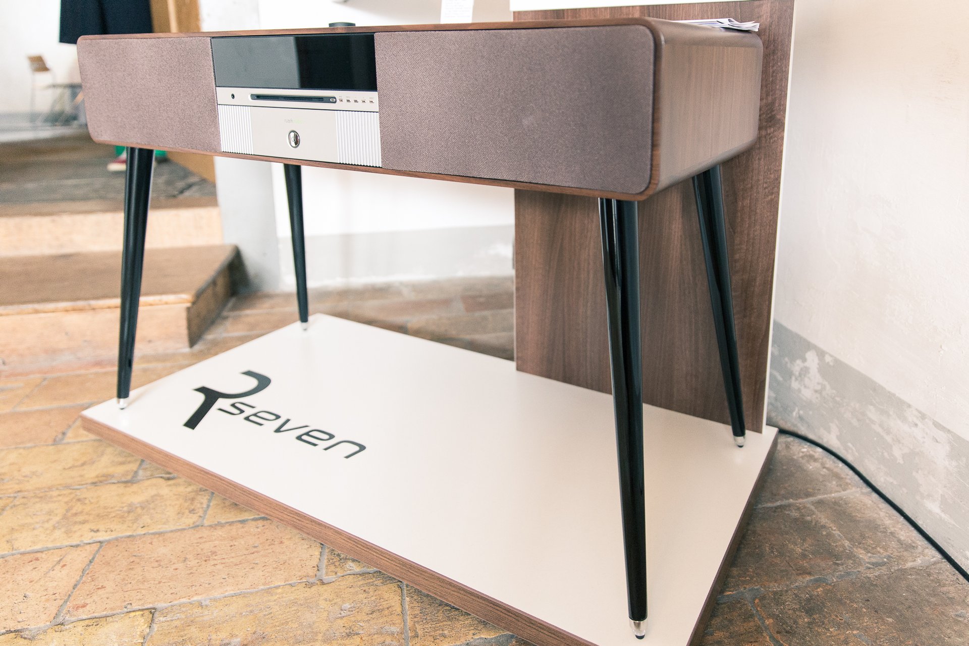 Retro ist schick. Das Ruark Musiksystem R7 erinnert an ein Hi-Fi-Möbel der 60er. Im Innern steckt aber moderne Audiotechnik. Ein klanglich verblüffendes Trendprodukt.