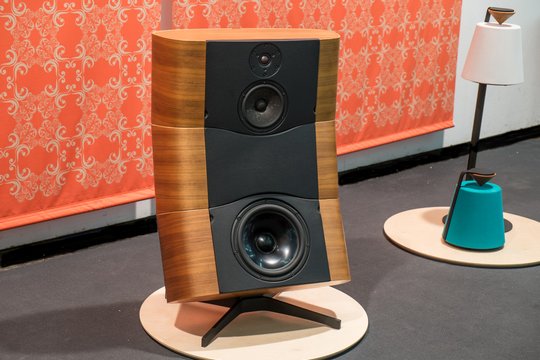 Davone Audio aus Dänemark vereint dänisches Möbeldesign mit Lautsprechern. Das Modell Grande erinnert mich allerdings mehr an den Lounge-Chair von Eames. Leider konnte man die Schmuckstücke nicht wirklich hören. 