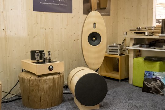 Soundkaos präsentierte ihre Wave 40 Lautsprecher in Tonholz mit Stereo-Sub an einer Röhren-Kette von Trafomatic Audio in einem akustisch optimalen Messestand. Die Vorführung beeindruckte mit einnehmendem und wunderbarem Klang.