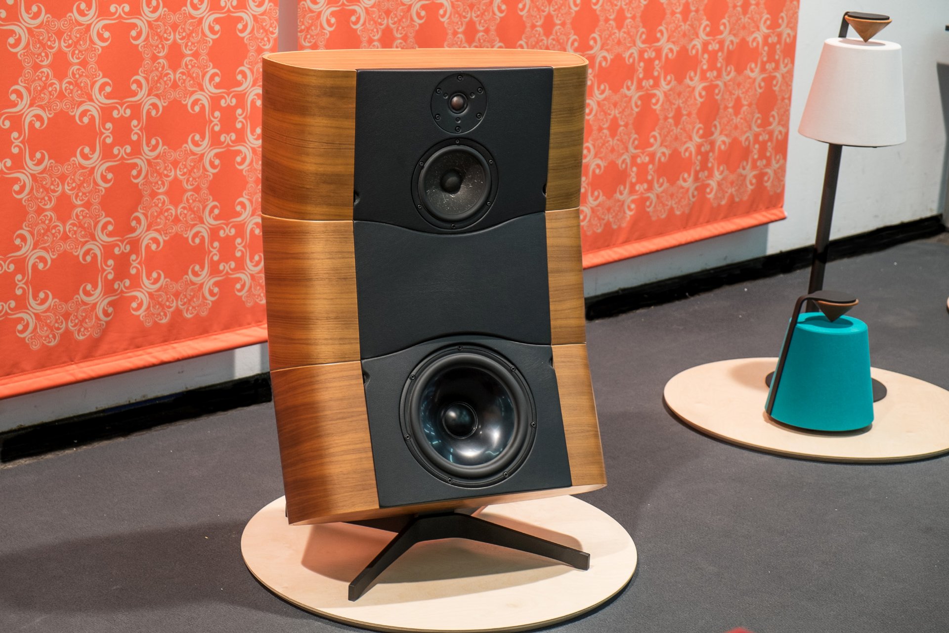 Davone Audio aus Dänemark vereint dänisches Möbeldesign mit Lautsprechern. Das Modell Grande erinnert mich allerdings mehr an den Lounge-Chair von Eames. Leider konnte man die Schmuckstücke nicht wirklich hören. 