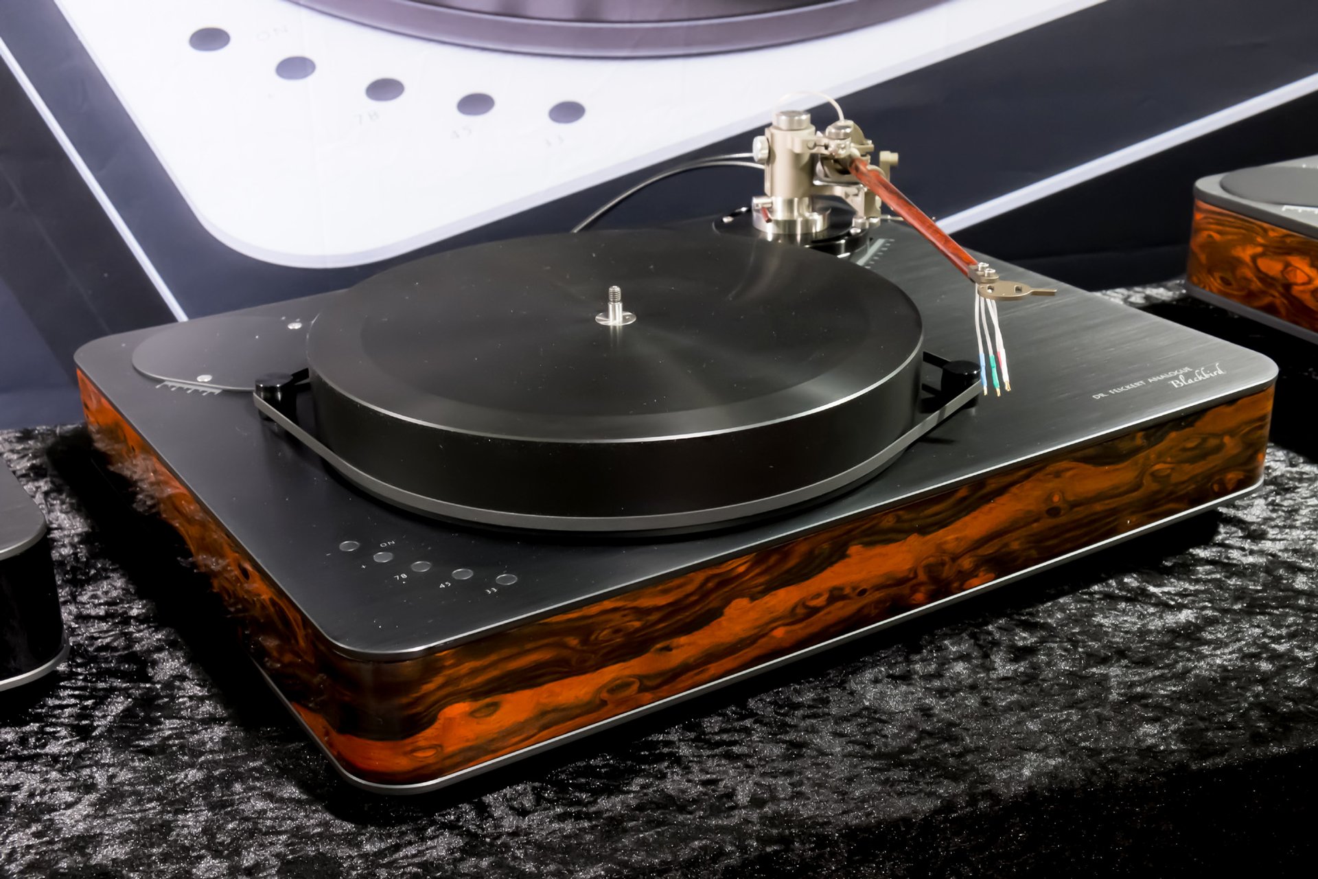 Dr. Feickert Analogue präsentierte seine Super-Plattenspieler mit unterschiedlichen Tonarmen in allen denkbaren Ausführungen. Abgebildet das Modell Blackbird 2 mit Reed 3P Tonarm und in Makassar.