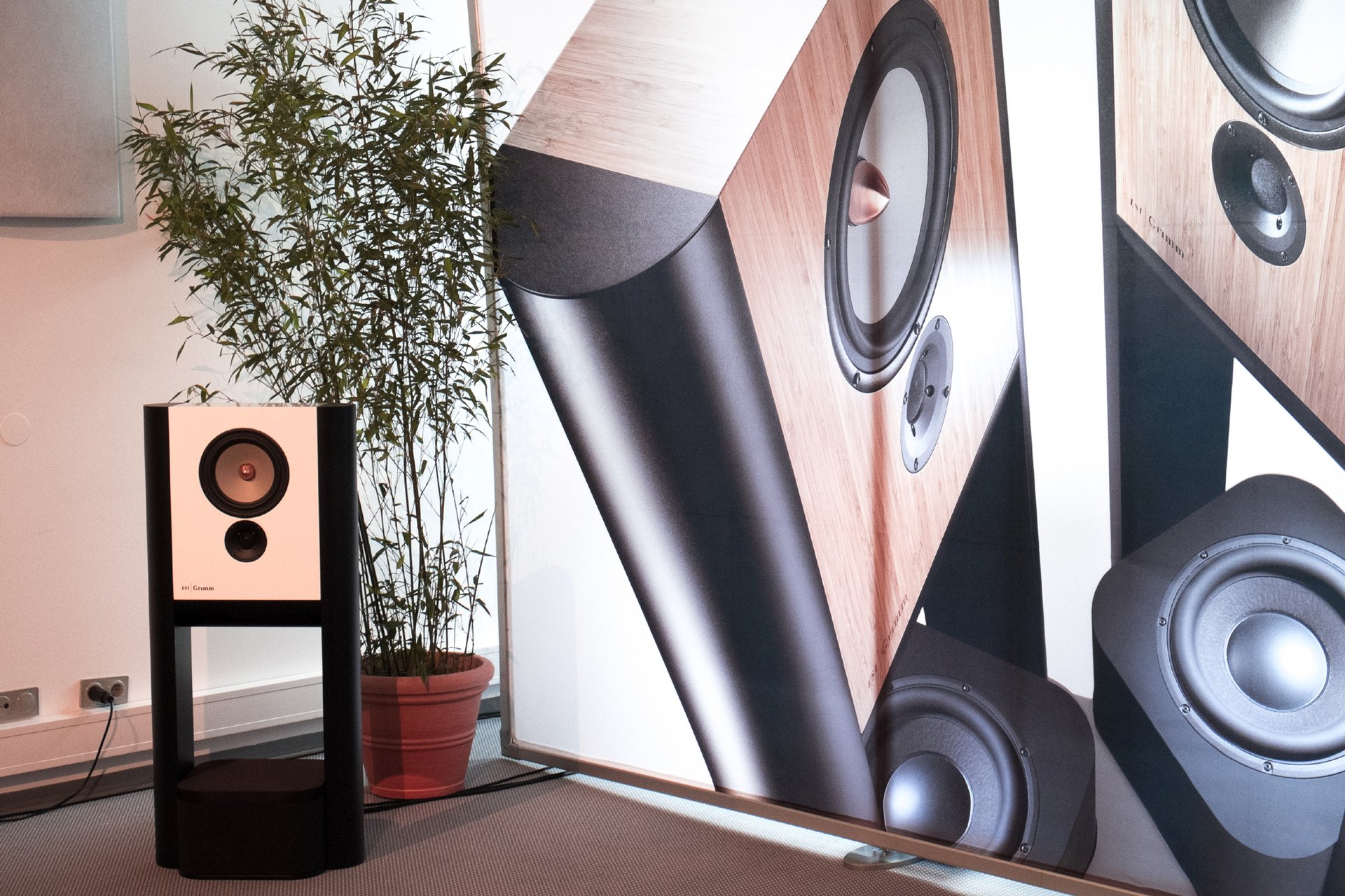 Das Grimm Audio LS1 Komplettsystem in Corian-Ausführung wird direkt digital oder analog angesteuert. Eine beeindruckend musikalische und natürliche Vorführung in einem der grössten Vorführräume mit begeistertem Publikum.