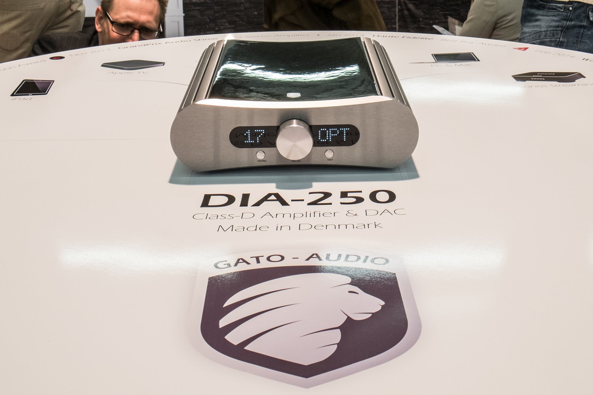 Gato Audio aus Norwegen lässt die Zukunft bei Vollverstärkern erahnen. Der souveräne 2 x 250 Watt Schaltverstärker verfügt über digitale und analoge Eingänge (RCA, XLR) und bleibt infolge hoher Leistungseffizienz immer kühl.