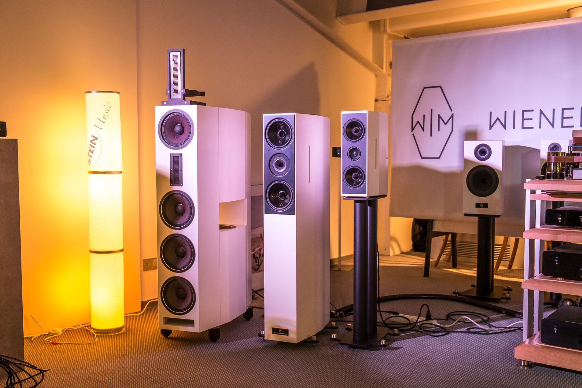 WIM ist ein Spin-off der Österreichischen WLM Loudspeakers, hier mit ihrem neuen Set aktiver, teilaktiver und passiver Lautsprecher. Beeindruckende Spielfreude und brachiale Dynamik.