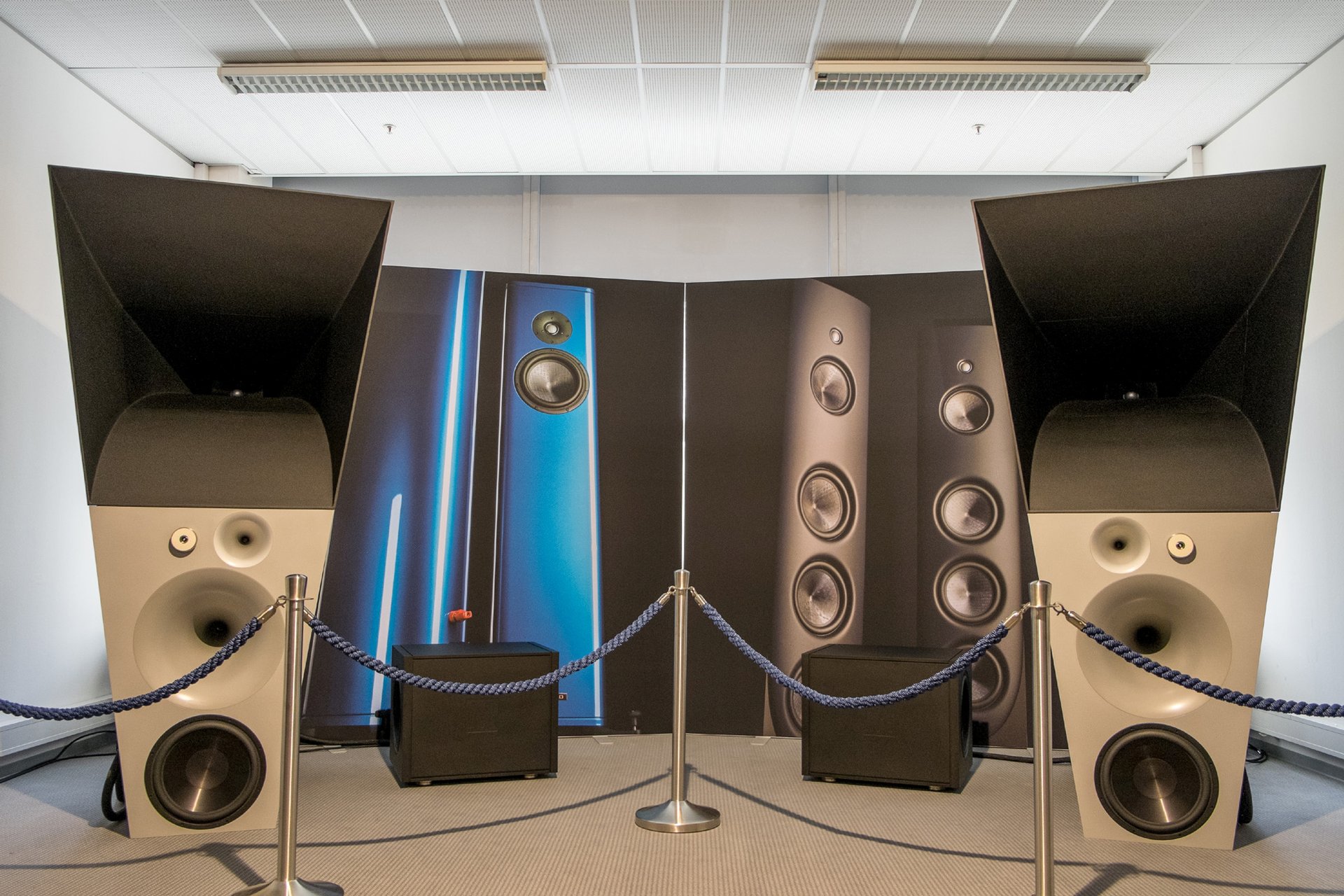 Magico macht bei der Konstruktion ihrer Lautsprecher bekanntlich keine Kompromisse. Das gezeigte Referenzsystem klang bei 2,5 m lichter Höhe ebenso gigantisch, wie es aussieht. Die Wohnraum-Tauglichkeit ist eigentlich nur vom Wohnraum abhängig.