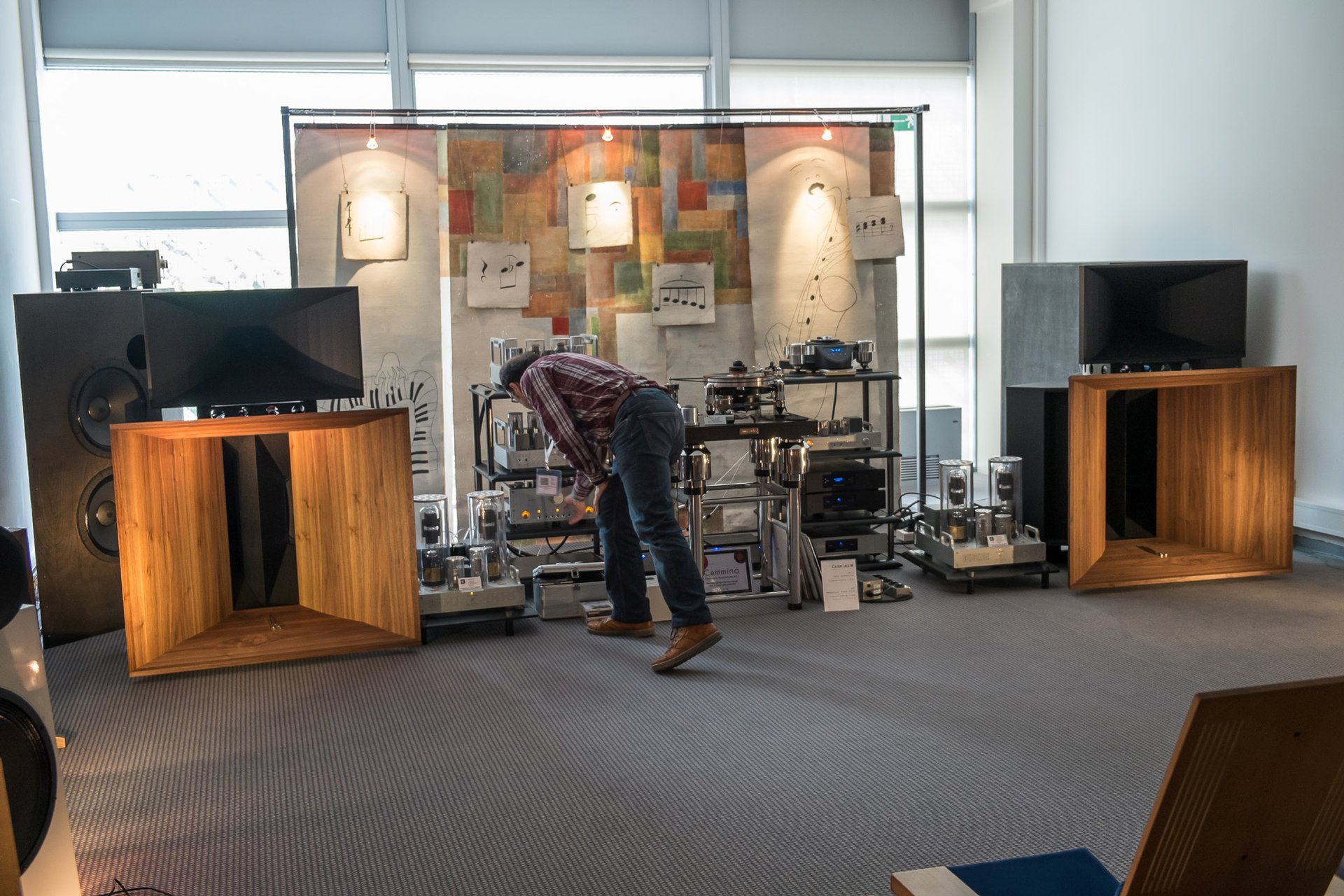 Blumenhofer Acoustics, ein Spezialist für Hornlautsprecher, präsentierte grossartige „Horndynamik“ an einer extrem aufwändigen Röhren-Kette. Die Subwoofer sind ebenfalls gigantisch. Mir gefällt auch das eigenständige Design.