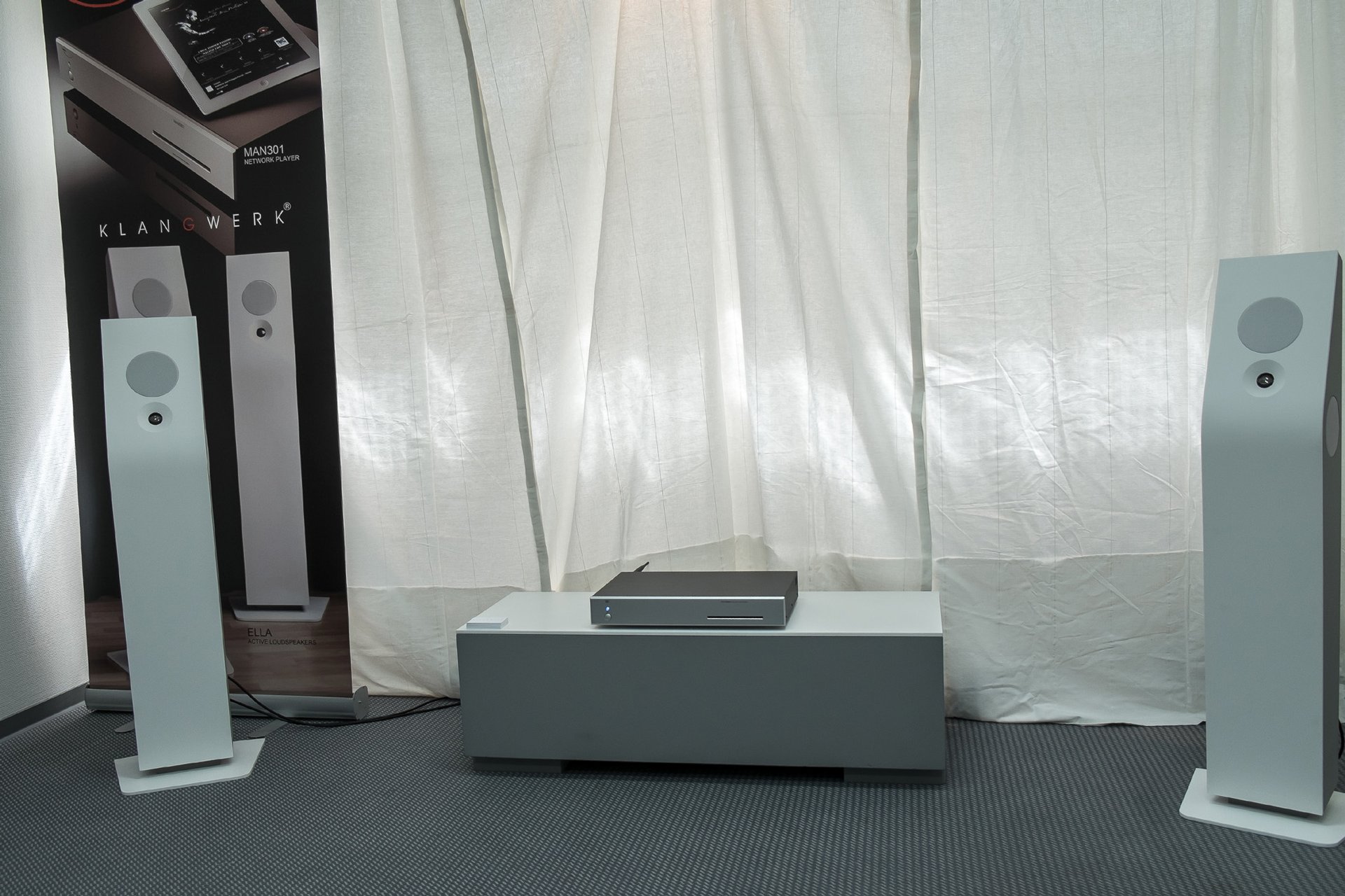 Klangwerk mit den aktiven Ella-Lautsprechern und Subbass-Möbel (noch ein Prototyp) direkt befeuert vom MAN301-Musikserver von Weiss. Elegantes Design mit Anlehnung an Architektur und klanglich sehr überzeugendes, minimalistisch anmutendes Hightech.