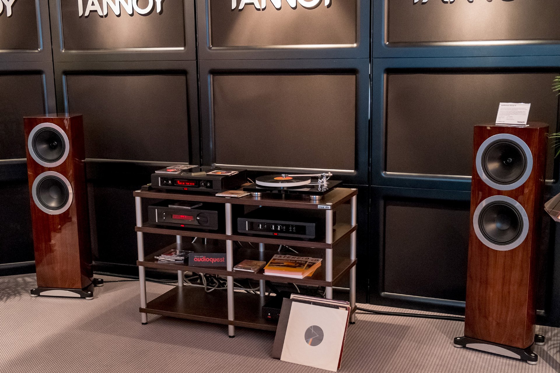 Die Tannoy-Vorführung mit Audioquest wirkte ein wenig in sich gekehrt und vermochte nicht über alle Massen zu begeistern. Wenn sie doch nur diesen Vintage-Sound wieder hinbekommen würden. Schliesslich nannte man Lautsprecher in England einst einfach „Tannys“.