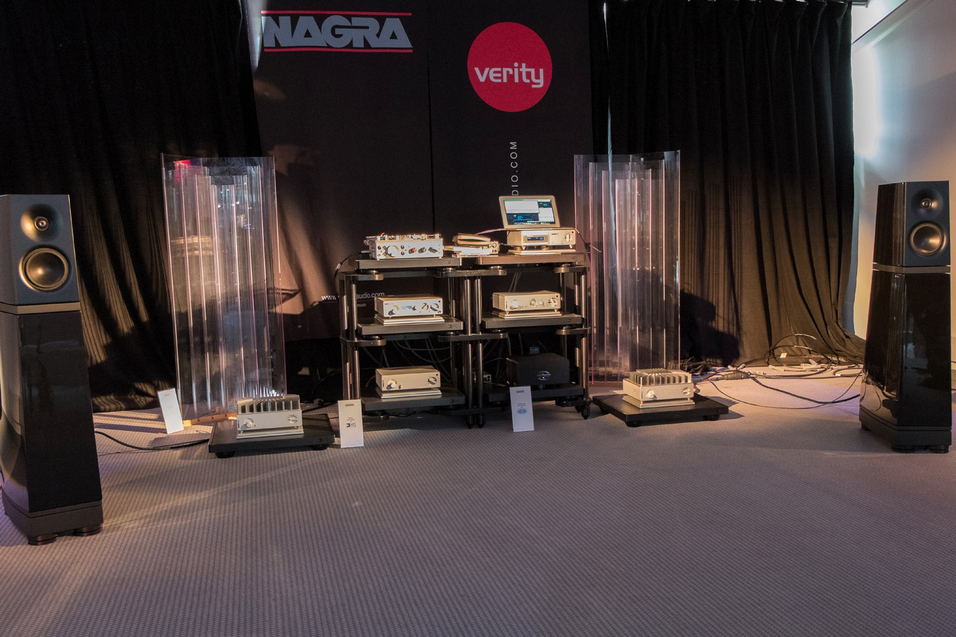 Nagra-Elektronik mit Lautsprechern von Verity (Kanada). Ein sehr fein differenzierendes Klangerlebnis mit toller Feindynamik und einer holographischen Klangbühne. Eine sehr gelungene Präsentation. 