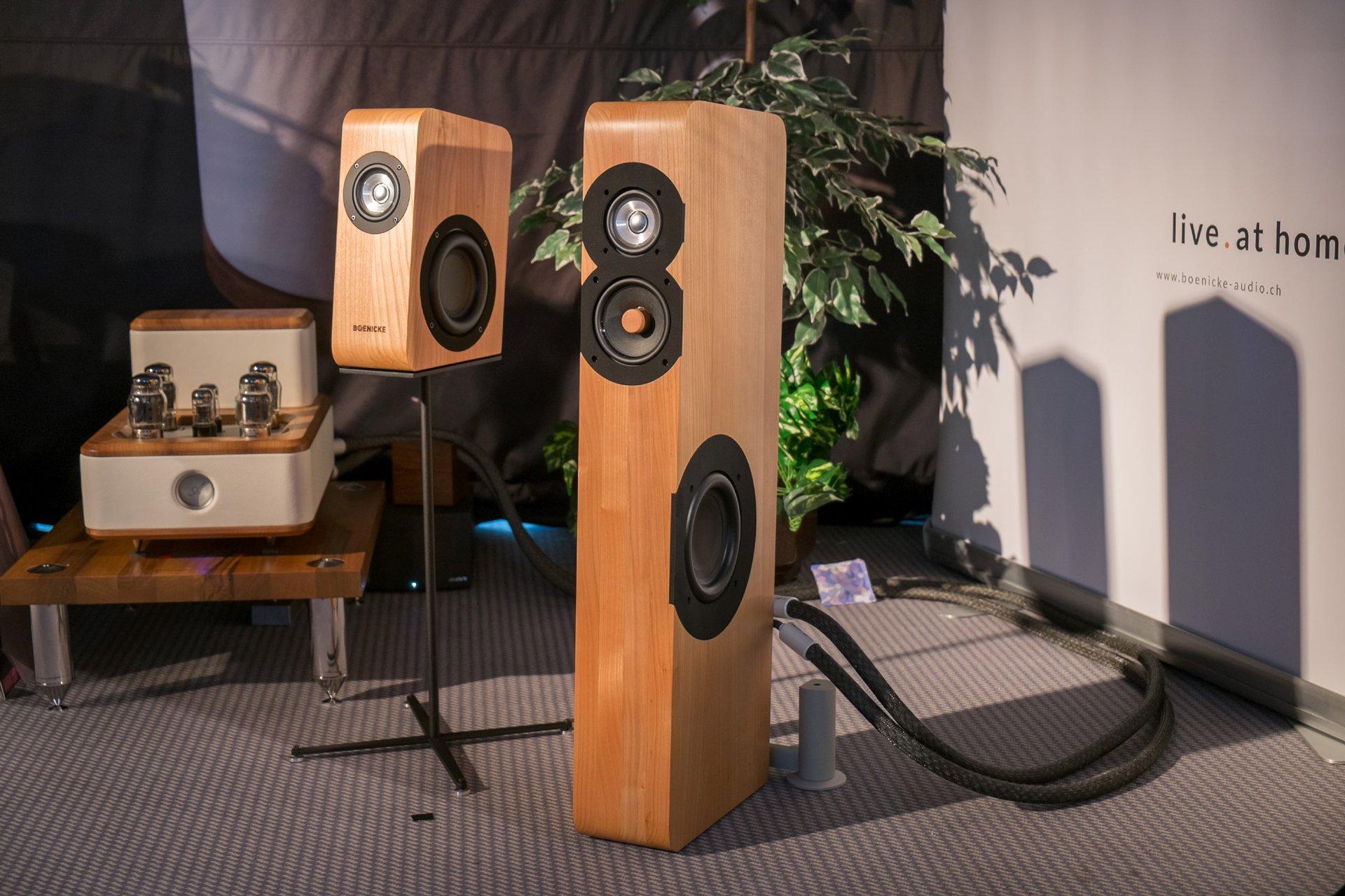 Boenicke Audio aus der Schweiz zeigte schlicht und ergreifend, was man mit kleinen Lautsprechern machen kann. Lautsprecher, die akustisch völlig im Raum verschwinden. Man kann sich nicht vorstellen, dass irgendjemand etwas gegen deren Anschaffung einwenden könnte.