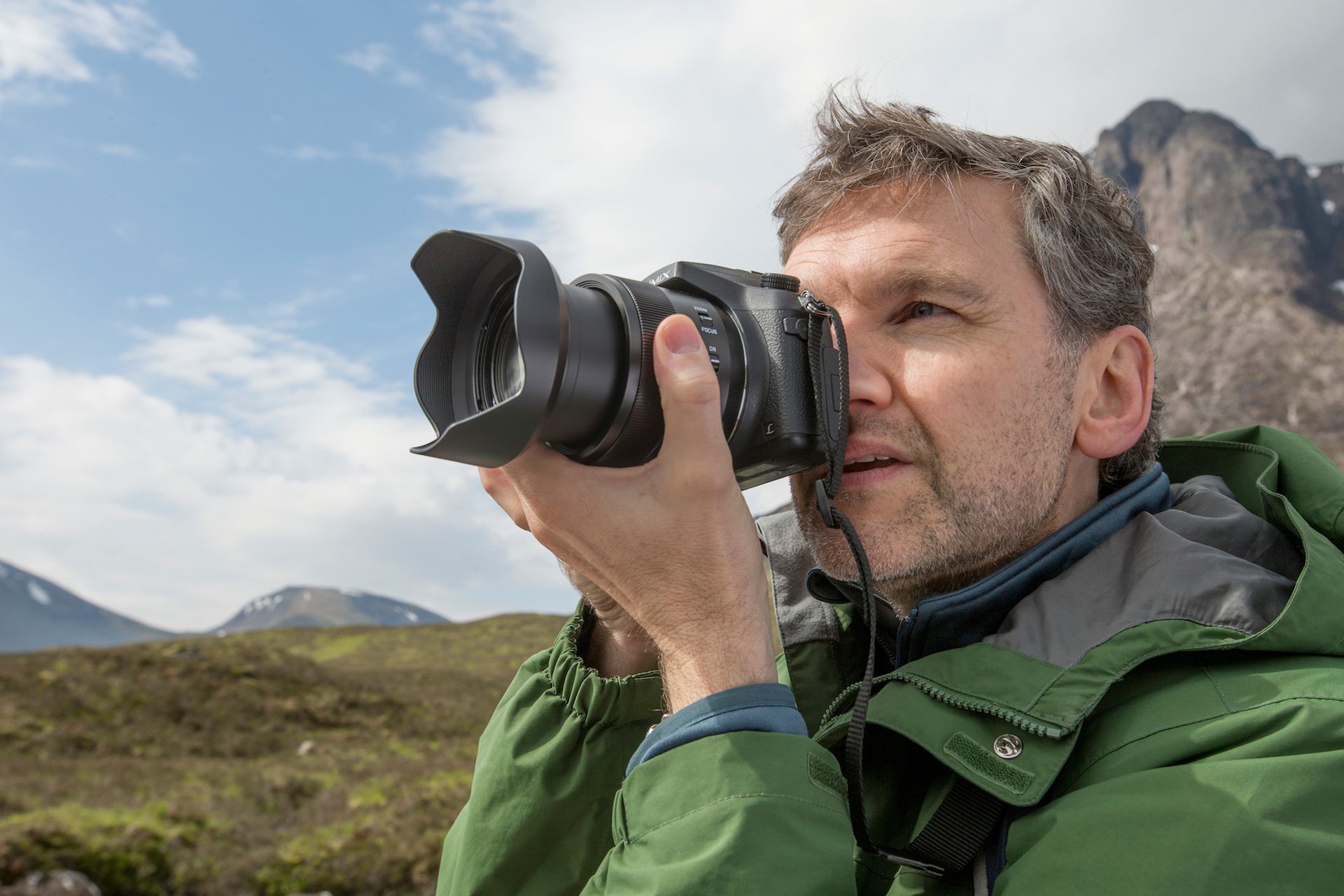 Der OIS (Optical Image Stabilizer) mit Aktiv-Modus gleicht 
Verwacklungen bei Aufnahmen aus der Hand aus. Der »Pin-Point«-AF erlaubt die Fokussierung auf kleinste Motivdetails, wobei der ausgewählte Punkt in einem eigenen Lupenfenster als Bild-im-Bild vergrössert dargestellt wird.