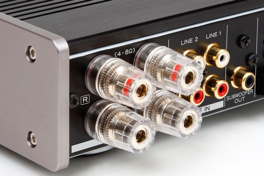 Neben den grosszügig dimensionierten Lautsprecheranschlüssen (geeignet für Bananenstecker und AWG8-Lautsprecherkabel) verfügt der AI301-DA über einen Vorverstärkerausgang für Subwoofer. Auf Wunsch kann also auch das kompakte 2.1-Kanal Satelliten-/Subwoofer-System LS-WH01 angeschlossen werden.