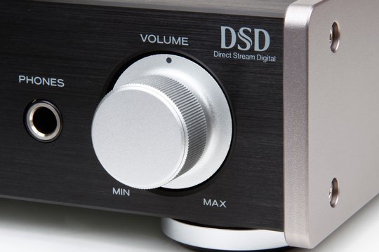 Der Vollverstärker unterstützt nicht nur die Wiedergabe von hochauflösenden Audioquellen (32 Bit/192 kHz), sondern auch von DSD-Dateien (2,8 MHz/5,6 MHz).