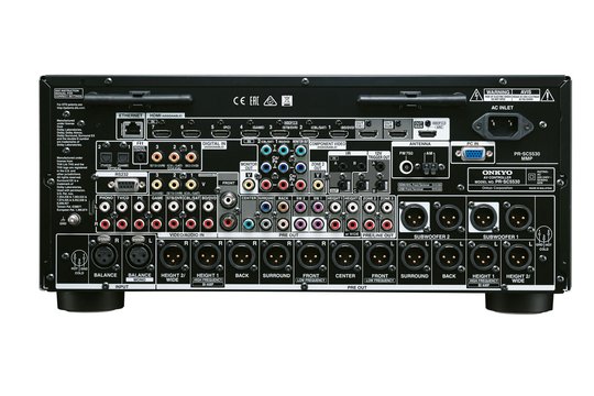 Dem AV-Netzwerk-Controller PR_SC5530 fehlen natürlich die Lautsprecheranschlüsse. Das schafft Platz für symmetrische XLR-Vorverstärker-Ausgänge. Der symmetrische Eingang kann gar in Mono betrieben werden!