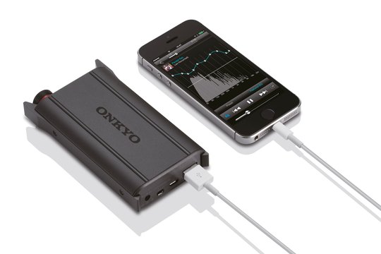 Der DAC-HA200 unterstützt über USB eine direkte digitale Verbindung zu iOS-Geräten mit Lightning-Schnittstelle. Mit der App HD Player Pack kann Musik in den Formaten FLAC und WAV mit
96 kHz/24 Bit sowie DSD mit 5,6 MHz wiedergegeben werden.