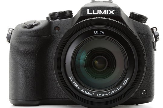 Diese grosse neue spiegellose Bridge-Kamera von Panasonic hat das äussere Erscheinungsbild einer digitalen Spiegelreflex-Kamera (DSLR). Die lichtstarke 16-fache Motorzoom-Konstruktion DC Vario-Elmarit von Leica ist jedoch ins Gehäuse integriert.