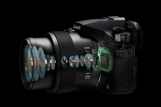 Herzstück dieser Bridge-Konstruktion ist der 1-Zoll-Bildsensor mit 20 Megapixeln, in Kombination mit dem lichtstarken 16-fach-Motorzoom (KB: 25–400 mm). Es nutzt 15 Glaslinsen, darunter 4 ED-Linsen und 5 asphärische Linsen mit 8 asphärischen Oberflächen.