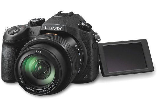 Das Gehäusedesign der Lumix DMC-FZ1000 entspricht der einer klassischen DSLR. Das ins Gehäuse integrierte Motor-Zoomobjektiv und der elektronische Sucher (EVF) auf der Rückseite entlarven die Bridge-Konstruktion. Der LCD-Monitor ist beweglich gelagert.