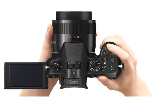 Das relativ grosse und griffige Gehäuse der Lumix FZ1000 hat einen gewichtigen Vorteil – es liegt immer gut und sicher in den Händen. Auch das gesamte Handling der Bridge-Kamera unterscheidet sich kaum von dem einer digitalen Spiegelreflex-Kamera (DSLR).