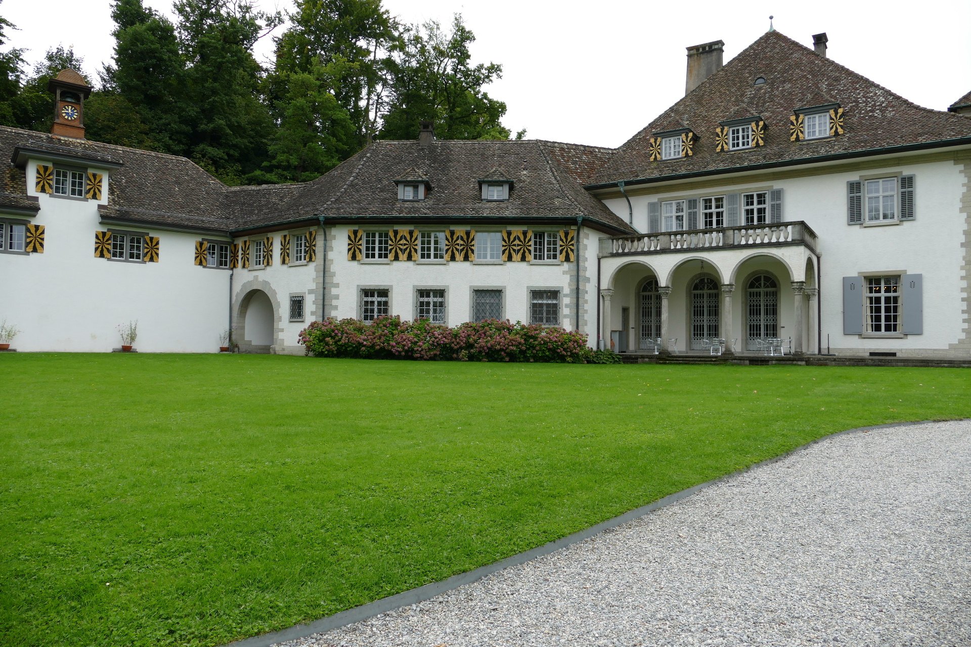 Die Bildqualität bis ISO 800 ist sehr gut, aber auch ISO 1600 sind noch gut verwendbar. Danach werden JPEG-Bilder weicher und verwaschener. Das RAW-Format mit individueller Bildverarbeitung kann weiter helfen. Nachfolgend eine ISO-Belichtungsreihe der Kamera in JPEG. (Bild: ISO 100 – Brennweite: 25 mm – Blende f4 – Verschlusszeit: 1/400 s)