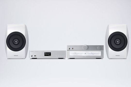 .. während die C700 Serie als Premium-System bezeichnet wird. Nebst drei Komponenten (Verstärker, Netzwerk- und CD-Player) gehören die kompakten koaxialen Lautsprecher SB-C700 dazu.