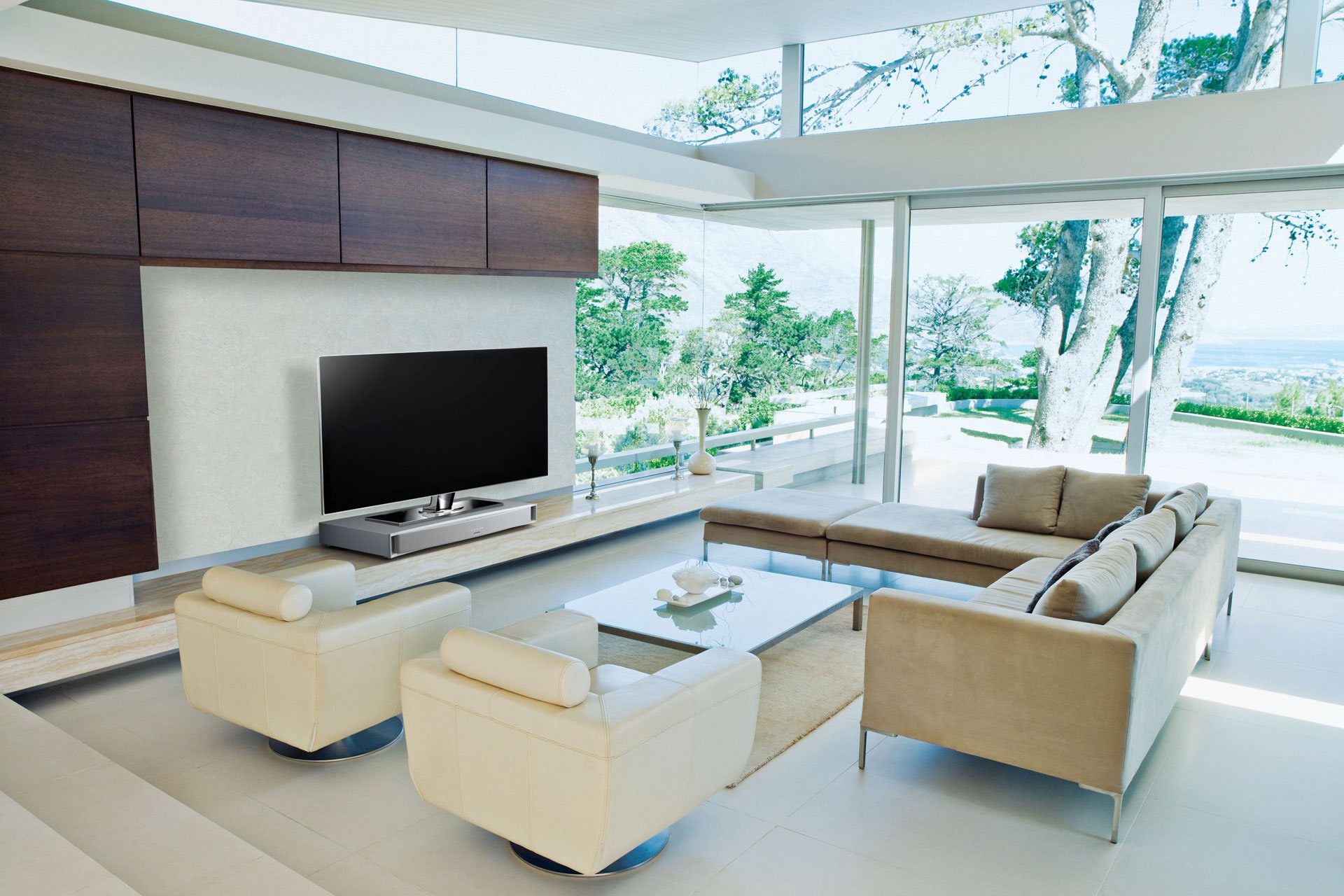 Eine andere Variante zur Besserstellung des TV-Tons sind die Lautsprecher, die unter den Flachbild-TV gestellt werden. Mit dem LS-T30 zeigt Onkyo ein Modell, das für Bildschirme bis 60 kg und 70 Zoll ausgelegt ist.