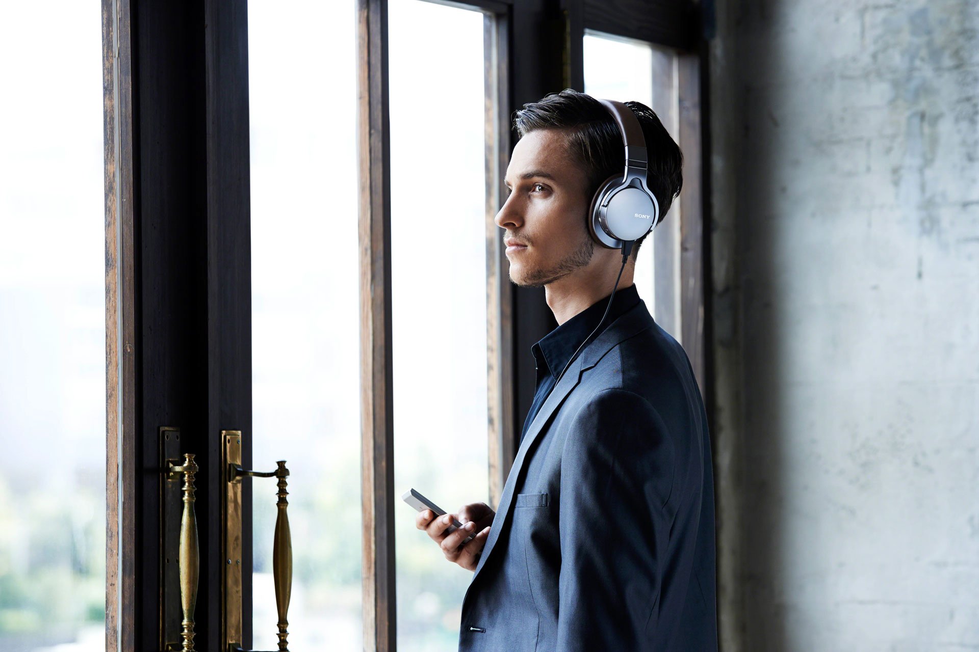Mobilen Musikgenoss hat auch bei Sony einen hohen Stellenwert. Das zeigen nicht nur die diversen Kopfhörer, sondern auch der Walkman NWZ-A15, der hochaufgelöstes Audio portabel macht.