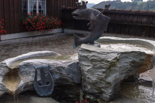 Lachs und Musik vereinigen sich auf der Balik Farm in Ebersol, Toggenburg.