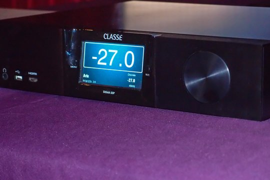 Eine digitale Schaltzentrale modernster Prägung die Classé Sigma SSP Vorstufe. Basierend auf der CP-800 bietet sie alle technischen Feinheiten für saubere digitale Audioverarbeitung und verbindet sich sowohl über UPnP als auch Airplay mit dem Hausnetzwerk.